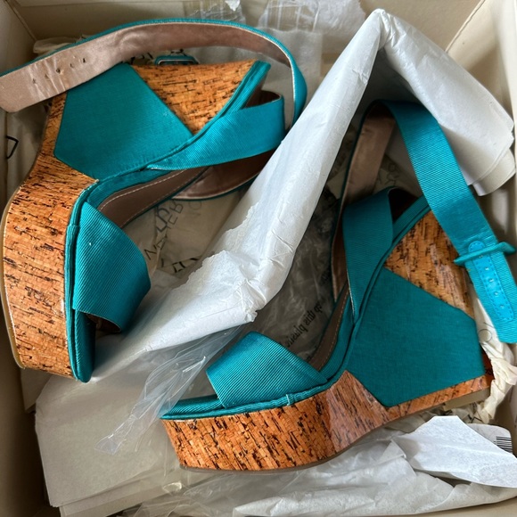 BCBG wedge sandals - size 6 - Picture 2 of 5